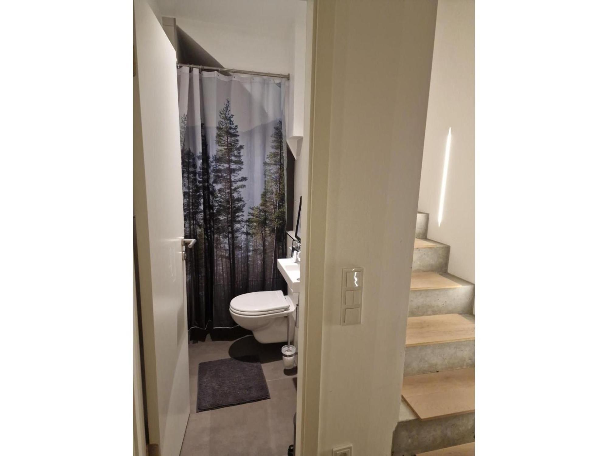 Stadtnahes Gaestezimmer Im Penthouse Bei Esi Homestay
