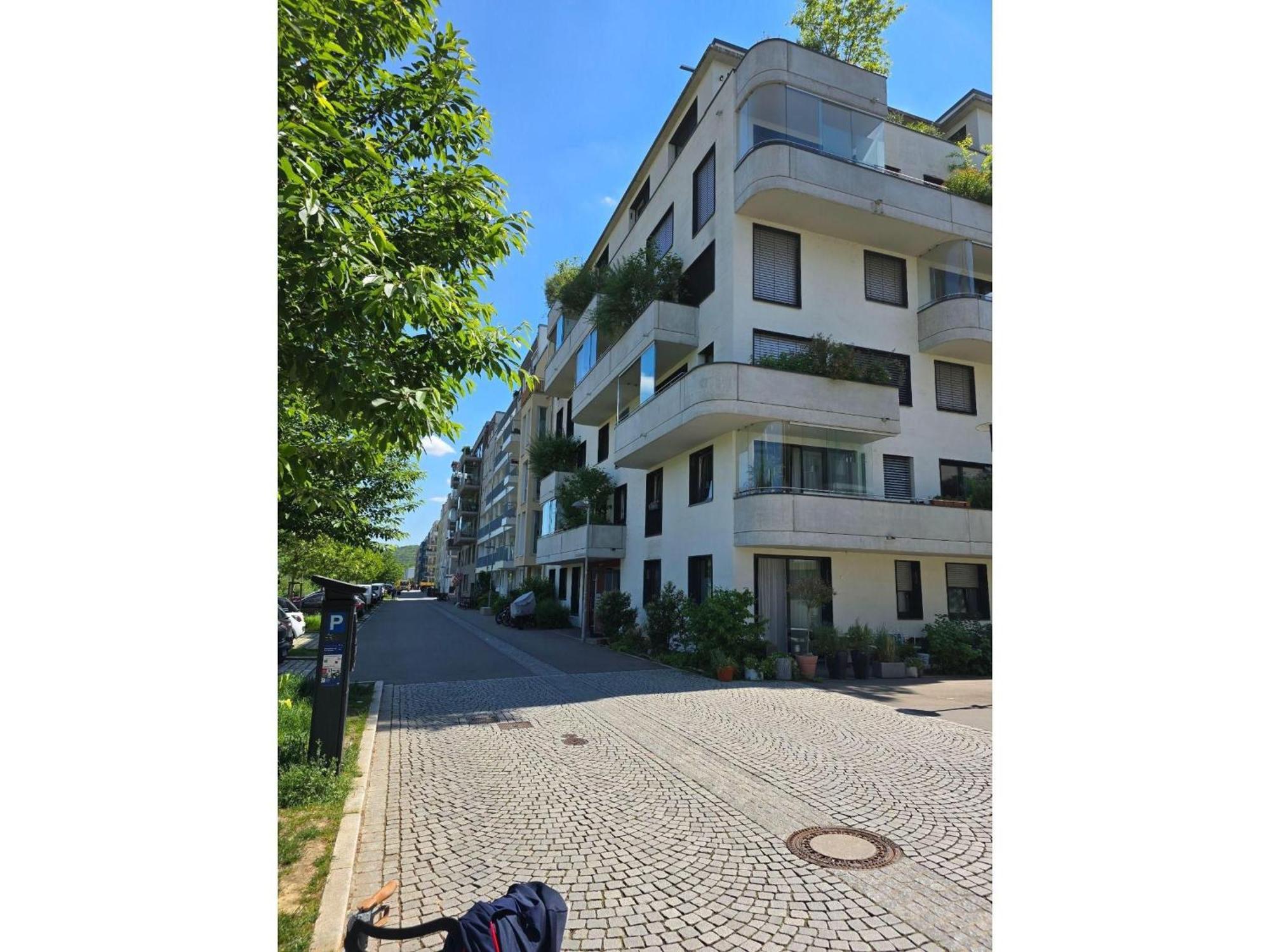 Homestay Stadtnahes Gaestezimmer Im Penthouse Bei Esi