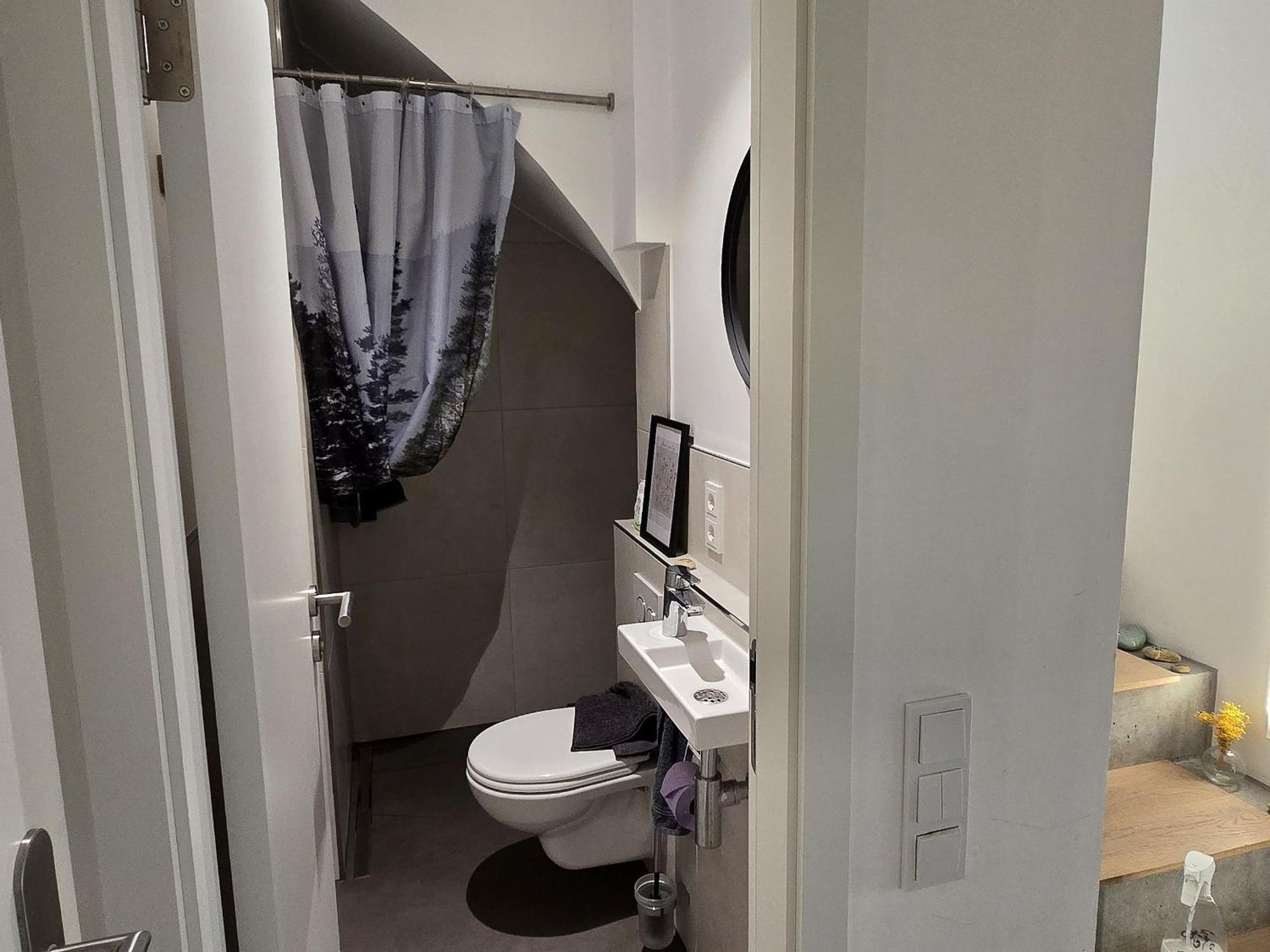 Homestay Stadtnahes Gaestezimmer Im Penthouse Bei Esi *